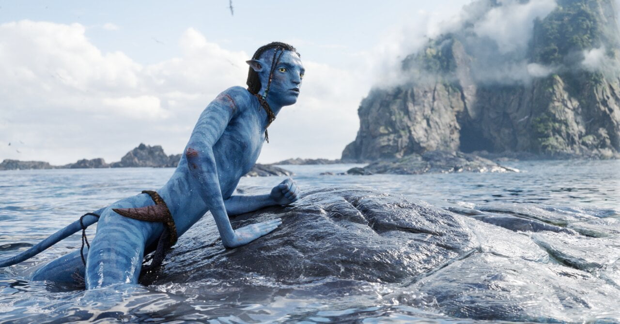 Regarder la vidéo James Cameron recrée un moment emblématique de Titanic dans les deux films Avatar